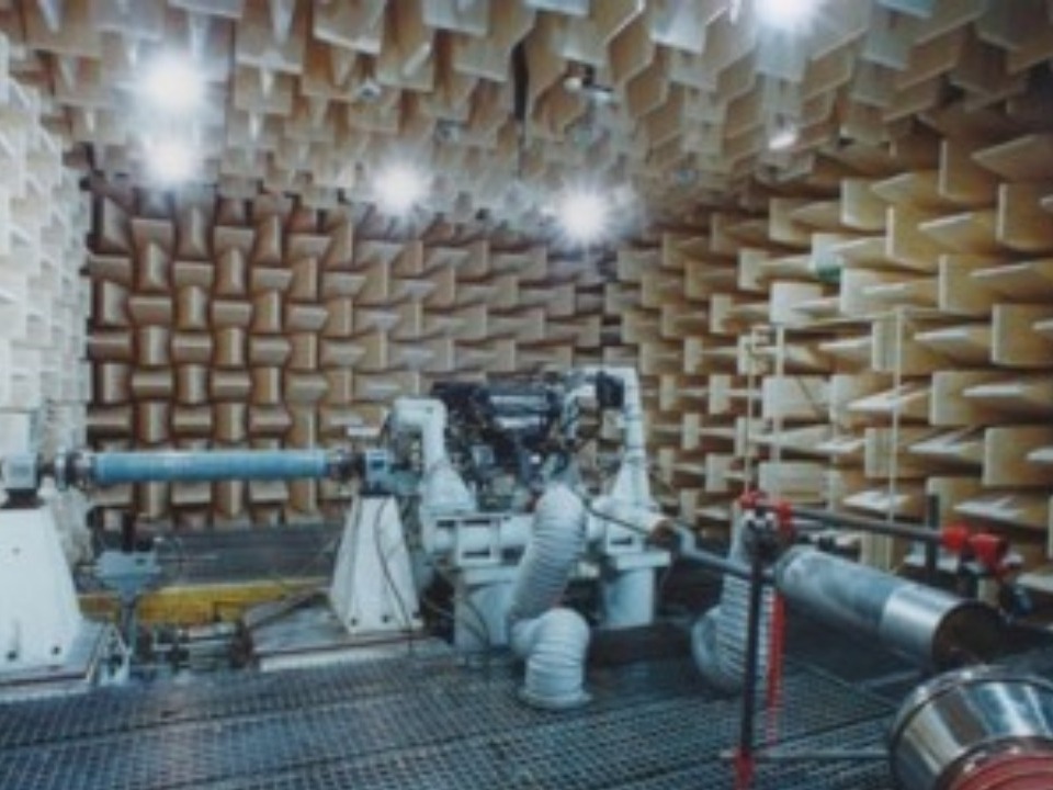 Centre Technique PSA (F-78 Vélizy) - Chambre anéchoïque (banc GMP), fréquence de coupure = 80 Hz