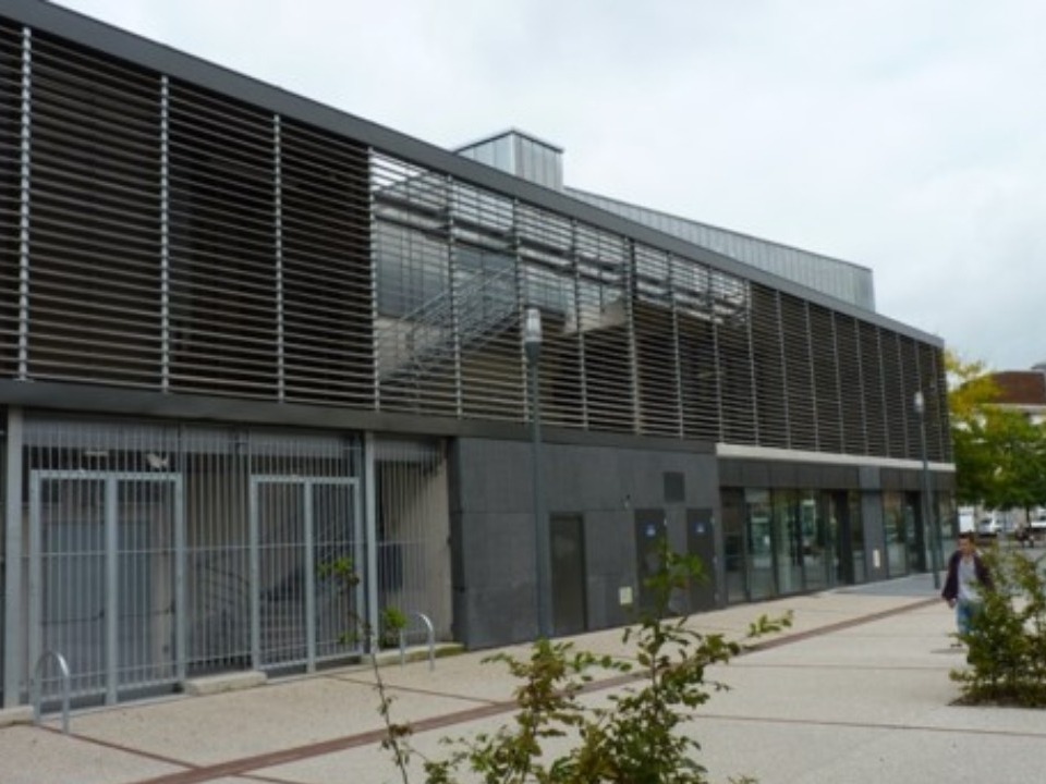 Grille acoustique devant local technique CTA.Cinéma LES LUMIERES (F-59 La Chapelle d'Armentières)