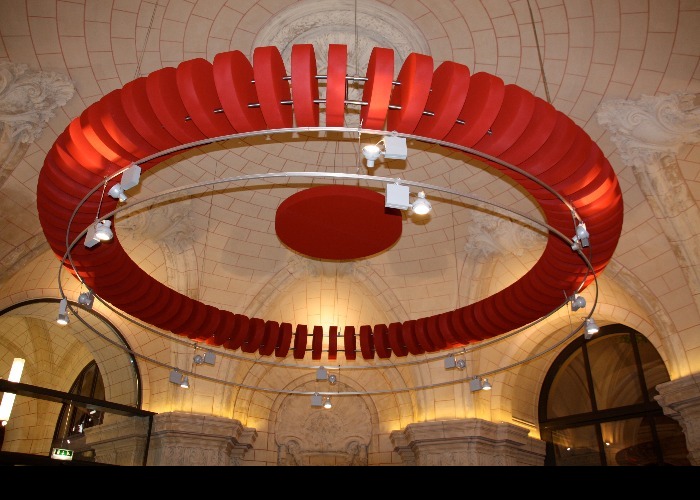 Volume absorbant design "Couronne" Mairie de Tourcoing (F-59) - Hall d'accueil du public. 